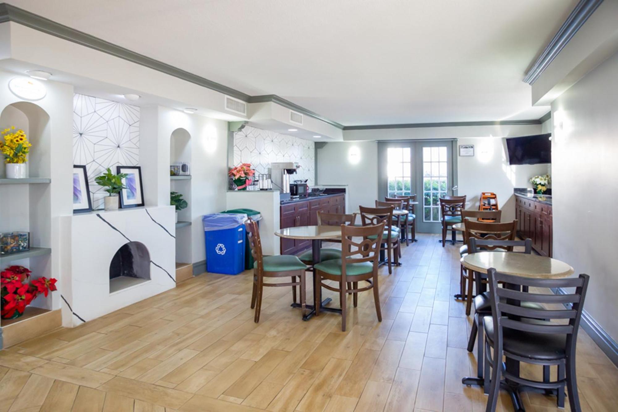 Baymont By Wyndham Austin University Area Екстер'єр фото